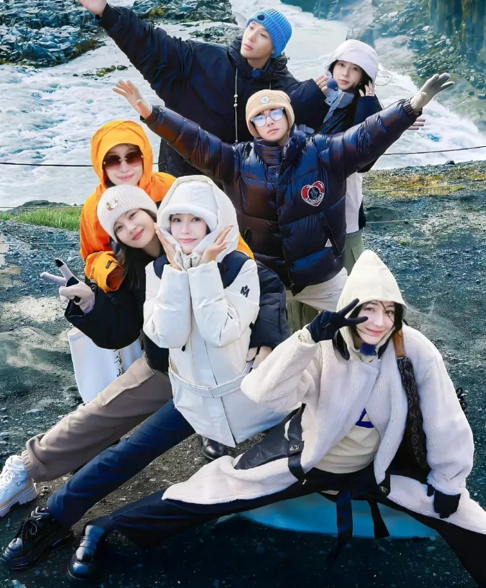 Địch Lệ Nhiệt Ba bị chê giả tạo khi sợ máy quay. Tạo hình của cô trong show bị đánh giá là lôi thôi.