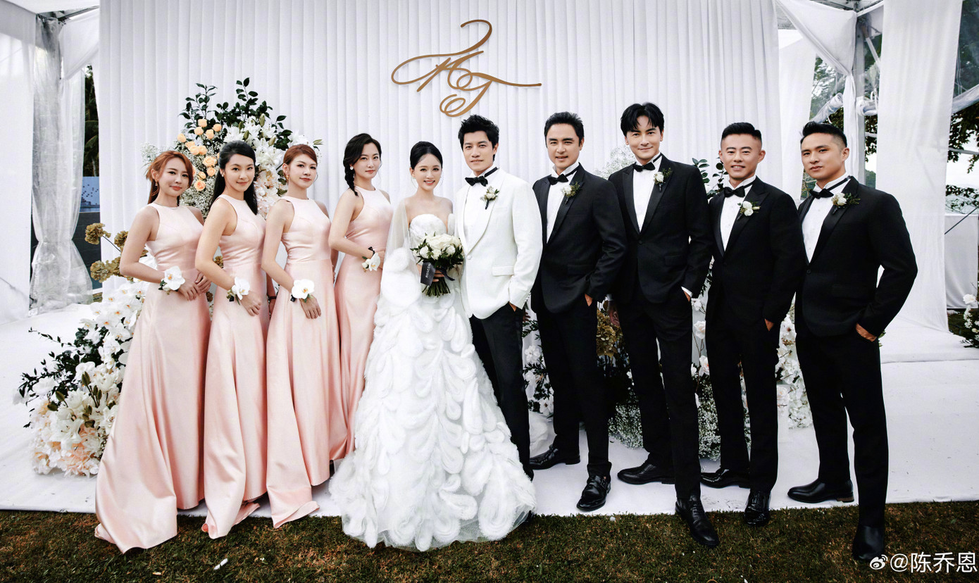 "Người tốt nhất có lẽ sẽ đến muộn một chút, cuối cùng anh cũng đến rồi. Anh xuất hiện, giống như điều đặc biệt mà ông trời dành riêng cho em, là người tốt nhất thế gian. Sự chân thành ấm áp của anh, làm cho sự nhạy cảm trong em trở nên mềm mại hơn. Hóa ra khi có một người để dựa vào, chúng ta sẽ thật sự thay đổi. Chúng ta chính là sự bù trừ cho nhau, làm cho cuộc sống bình thường càng thêm thú vị, dù độc lập nhưng vẫn thân mật. Cảm ơn anh, cảm ơn anh đã bảo hộ em, cho em cảm giác an toàn, luôn đặt em ở vị trí thứ nhất để yêu. Cảm ơn anh đã cho em được là chính mình, cảm ơn anh đã khiến em cảm nhận được thế giới này thật tốt đẹp, mà em cũng thật tuyệt vời. Anh là người chồng tốt nhất, cảm ơn anh đã yêu em, em yêu chồng", Trần Kiều Ân xúc động khi bày tỏ tình cảm cùng chồng. Alan phải lau nước mắt cho cô.