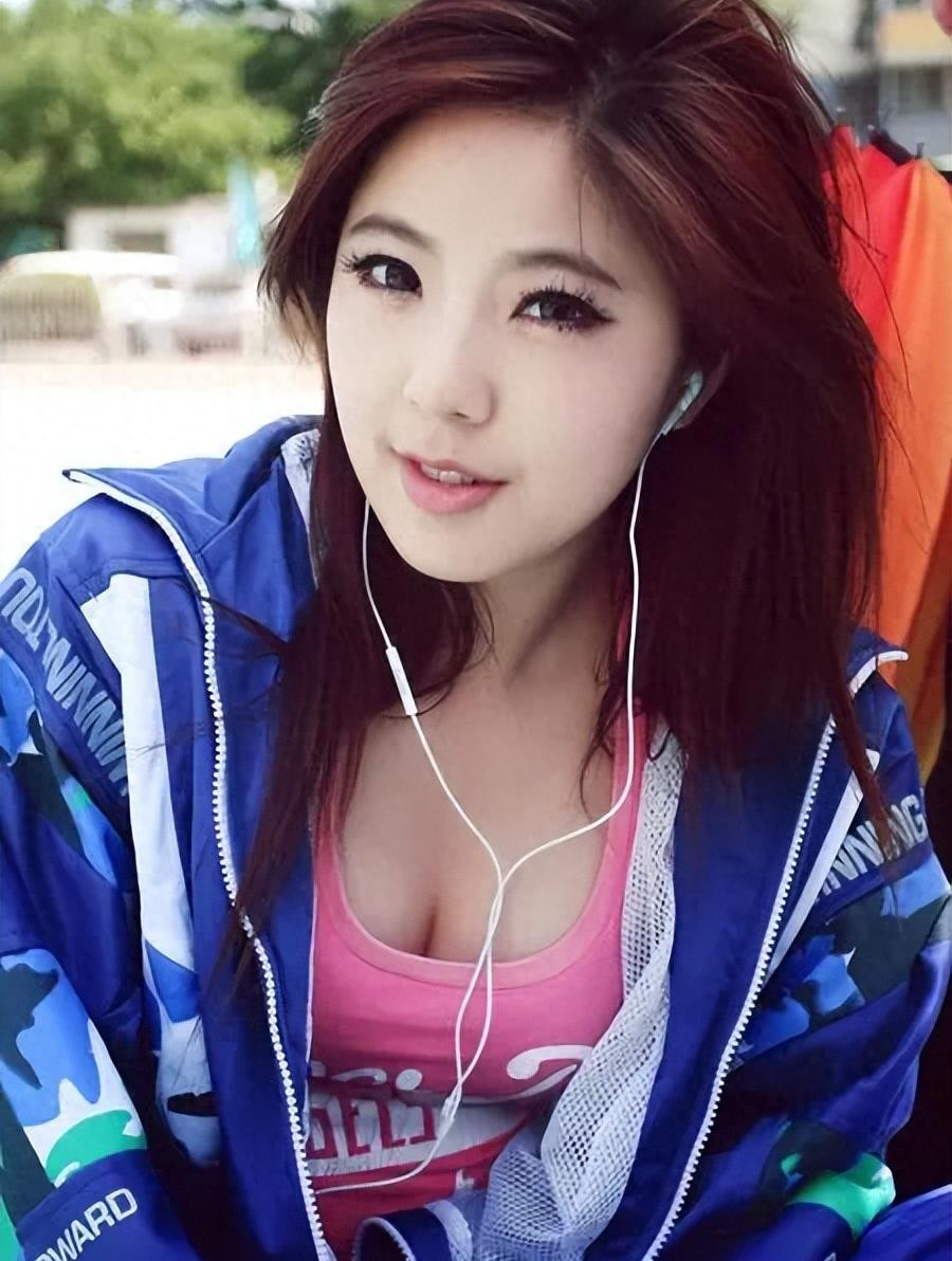 Nữ thần gợi cảm một thời của các chàng trai Trung Quốc - Triệu Dịch Hoan cũng là trường hợp gây tiếc nuối vì đã thẩm mỹ. Triệu Dịch Hoan sinh năm 1987, nổi tiếng với vai trò người mẫu, diễn viên, ca sĩ. Cô có thân hình gợi cảm, nhưng khuôn mặt trong sáng, đôi mắt như biết cười thu hút người đối diện. Chính vì vậy, Triệu Dịch Hoan là người tình trong mộng của hàng triệu khán giả nam. Song, hiện tại, khi xuất hiện trong dự án Hoa mai hồng đào, khán giả khó nhận ra nữ thần gợi cảm năm nào, bởi gương mặt cô biến dạng với đôi mắt thiếu tự nhiên, chiếc cằm nhọn.