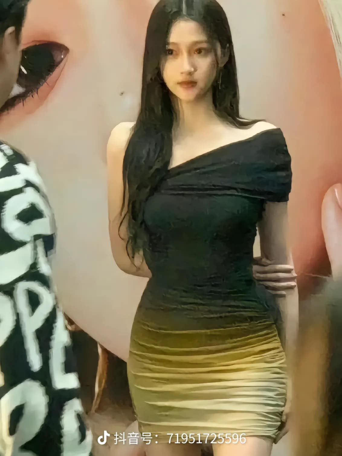 Quan Hiểu Đồng cao tới 1,73 m sở hữu đôi chân dài bậc nhất giới giải trí Hoa ngữ. Theo Sina, Quan Hiểu Đồng thường được nhận xét không ăn ảnh vì ngoài đời nữ diễn viên nổi bật với gương mặt nhỏ, đường nét sáng.