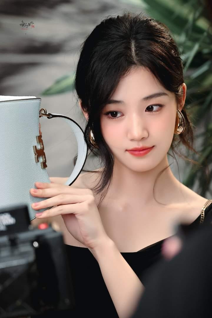 Theo Sohu, Lư Dục Hiểu phù hợp với cách trang điểm kiểu Hàn Quốc không quá đậm nhưng vẫn giữ được nét trong trẻo và sang trọng. Trước đó, Lư Dục Hiểu bị chê nhạt nhòa, khó tìm được điểm nhấn trên gương mặt. Theo Sohu, Lư Dục Hiểu phù hợp với cách trang điểm kiểu Hàn Quốc không quá đậm nhưng vẫn giữ được nét trong trẻo và sang trọng. Trước đó, Lư Dục Hiểu bị chê nhạt nhòa, khó tìm được điểm nhấn trên gương mặt.