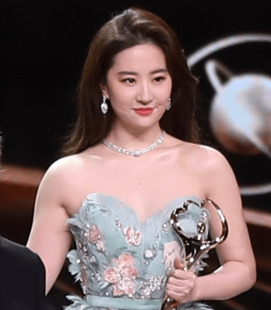 Lưu Diệc Phi từng có những hình ảnh kém thon gọn trên phim và tại sự kiện. Lưu Diệc Phi từng có những hình ảnh kém thon gọn trên phim và tại sự kiện.