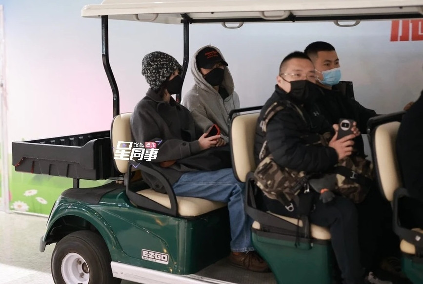 Vương Phi hạnh phúc bên Tạ Đình Phong.