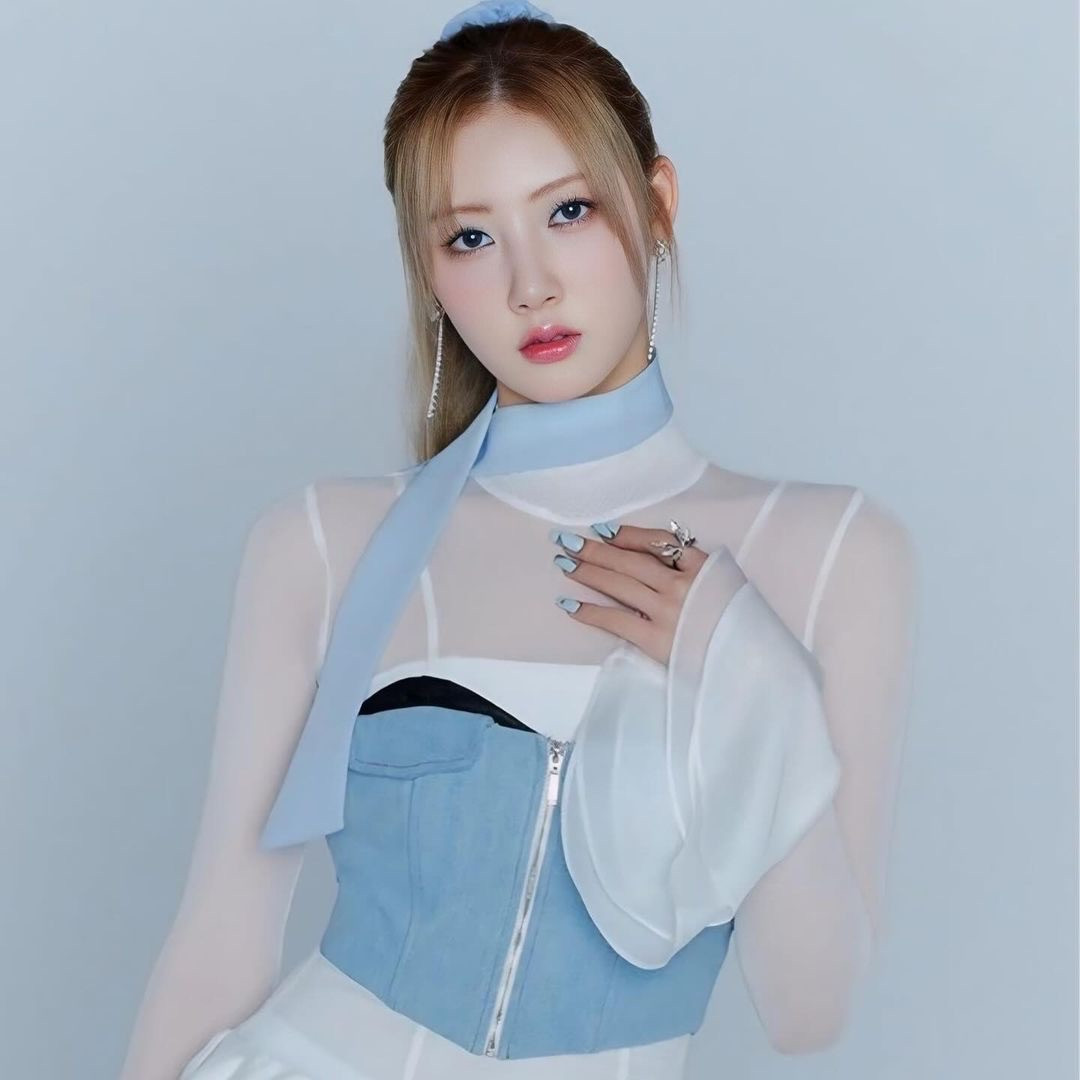 Giọng ca chính của nhóm là Rami đã diện chiếc đầm mang cái tên rất thơ Réthérée Dress.