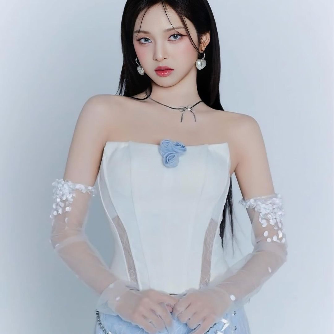 Em út Chiquita khoe trọn vẻ sexy, cá tính trong chiếc áo corset được phối từ hai chất liệu xu hướng denim và ren. Chi tiết cắt xẻ, thắt eo tinh tế đủ khoe lên đường cong của cô gái trẻ.