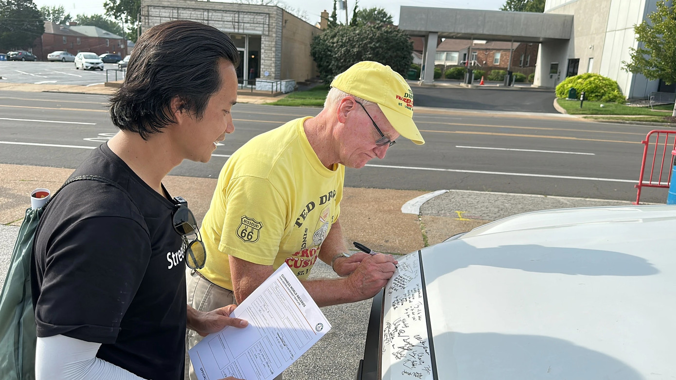 Ted Drewes - người sở hữu tiệm kem đã nhiều lần được bình chọn là tiệm kem ngon nhất thế giới cũng tham gia đóng góp chữ ký.