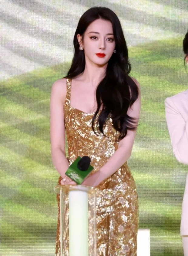 Truyền thông Trung Quốc cho biết Địch Lệ Nhiệt Ba đang tìm hiểu hai dự án là Vạn tra triêu hoàng và Kiêu khởi thanh nhưỡng (Tên khác: Cú rời đất xanh) tuy nhiên, cả hai bộ phim đều khó tìm được nam chính phù hợp.