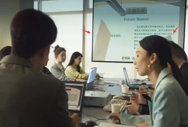 Trong một cảnh quay khác, dường như nhân viên không hề nhìn lên bảng chiếu. Bởi nếu theo dõi bảng chiếu rất khó chấp nhận việc máy tính in bóng lên bảng, che mất chữ và số liệu như trong ảnh.