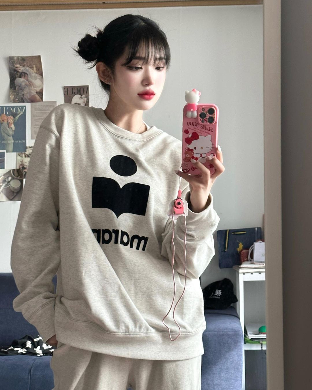 Choi Jun Hee sinh năm 2003, là con gái út của nữ diễn viên Choi Jin Sil và cầu thủ Jo Sung Min. Cô và anh trai Choi Hwan Hee trải qua tuổi thơ không trọn vẹn với nhiều cú sốc. Cha mẹ ly hôn do Choi Jun Sil bị bạo hành, sau đó, nữ diễn viên lựa chọn tự tử để kết thúc cuộc sống. Không lâu sau, cha của hai anh em và cậu ruột cũng lần lượt qua đời. Cả hai lớn lên dưới sự chăm sóc của bà ngoại. Tuy nhiên, có thời điểm Choi Jun Hee sống nổi loạn, tâm lý bất ổn. Cô từng tố cáo bà ngoại xâm nhập trái phép nhà mình, đồng thời còn bạo hành hai anh em cô. Bà ngoại phủ nhận, cho biết thường đến nhà để dọn dẹp, chăm sóc các cháu, nhưng Choi Jun Hee vì mâu thuẫn với bà đã báo cảnh sát.