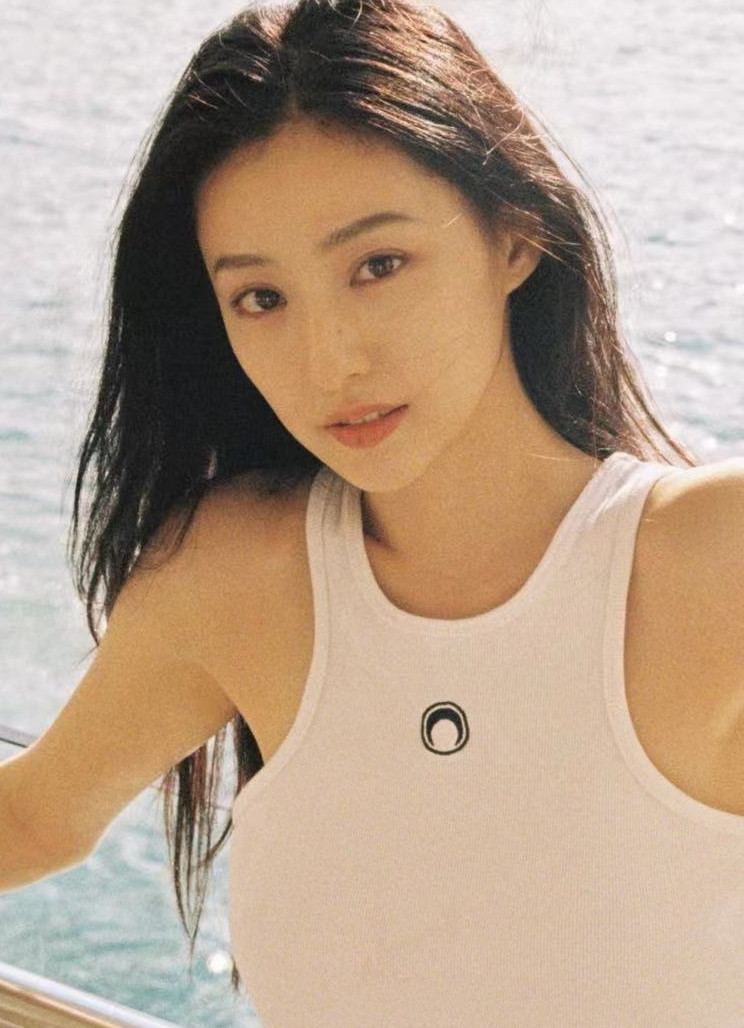 Hình ảnh ngọc nữ của Hồ Liên Hinh sụp đổ. Các nhà đầu tư không dám sử dụng nữ diễn viên có vết nhơ danh tiếng như cô. Hình ảnh ngọc nữ của Hồ Liên Hinh sụp đổ. Các nhà đầu tư không dám sử dụng nữ diễn viên có vết nhơ danh tiếng như cô.