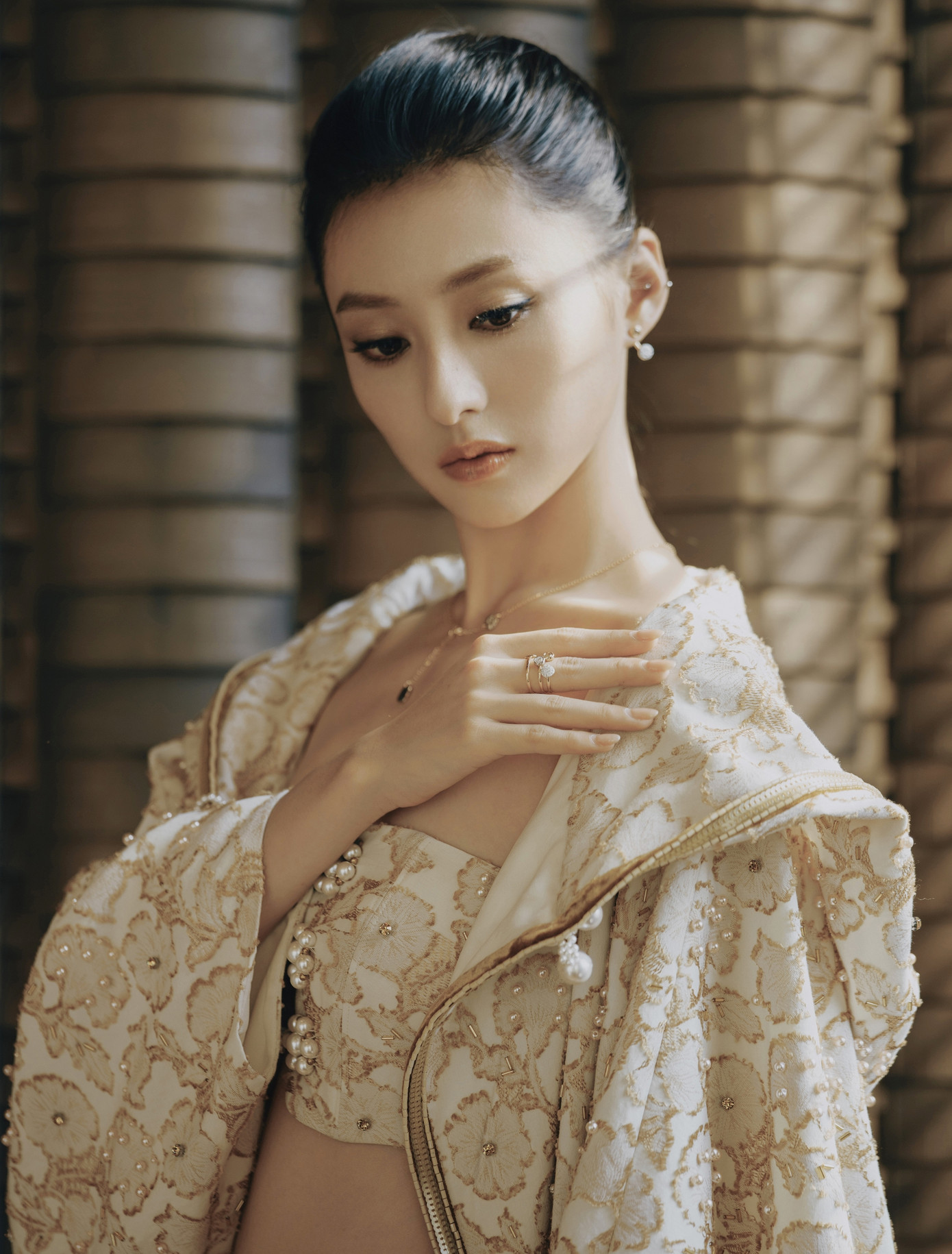 Hồ Liên Hinh đang là ngôi sao 10X sáng giá, được công ty quản lý dốc sức lăng xê nhưng vướng scandal lộ video nhạy cảm. Hồ Liên Hinh đang là ngôi sao 10X sáng giá, được công ty quản lý dốc sức lăng xê nhưng vướng scandal lộ video nhạy cảm.