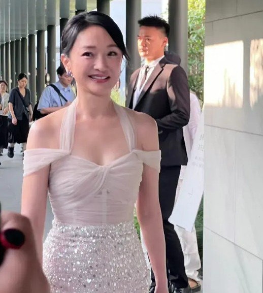 Châu Tấn quyến rũ trong chiếc váy hở vai màu hồng nhạt.