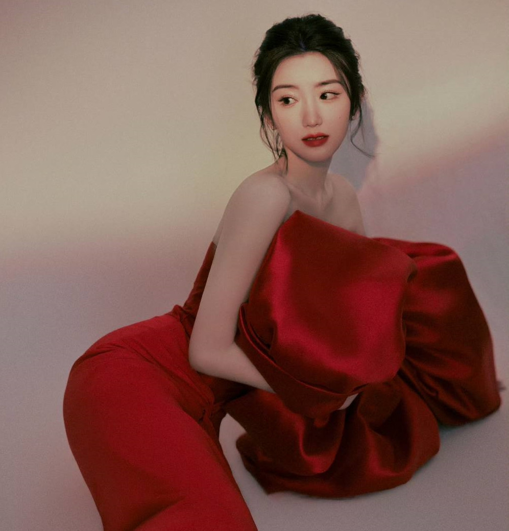 Mao Hiểu Đồng cũng gây bất ngờ khi tặng hộp quà 12 món. Theo Sohu, Mao Hiểu Đồng chỉ được đánh giá là ngôi sao hạng B, tuy nhiên cô có diễn xuất tốt, xuất hiện trong nhiều tác phẩm gây tiếng vang như 30 mà thôi, Vân tương truyện, Vấn tâm, cô có độ phổ biến rộng rãi với công chúng. Do đó, Mao Hiểu Đồng được nhiều thương hiệu hợp tác.