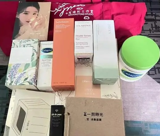 Mao Hiểu Đồng cũng gây bất ngờ khi tặng hộp quà 12 món. Theo Sohu, Mao Hiểu Đồng chỉ được đánh giá là ngôi sao hạng B, tuy nhiên cô có diễn xuất tốt, xuất hiện trong nhiều tác phẩm gây tiếng vang như 30 mà thôi, Vân tương truyện, Vấn tâm, cô có độ phổ biến rộng rãi với công chúng. Do đó, Mao Hiểu Đồng được nhiều thương hiệu hợp tác.