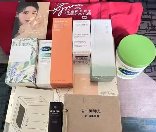 Mao Hiểu Đồng cũng gây bất ngờ khi tặng hộp quà 12 món. Theo Sohu, Mao Hiểu Đồng chỉ được đánh giá là ngôi sao hạng B, tuy nhiên cô có diễn xuất tốt, xuất hiện trong nhiều tác phẩm gây tiếng vang như 30 mà thôi, Vân tương truyện, Vấn tâm, cô có độ phổ biến rộng rãi với công chúng. Do đó, Mao Hiểu Đồng được nhiều thương hiệu hợp tác. Mao Hiểu Đồng cũng gây bất ngờ khi tặng hộp quà 12 món. Theo Sohu, Mao Hiểu Đồng chỉ được đánh giá là ngôi sao hạng B, tuy nhiên cô có diễn xuất tốt, xuất hiện trong nhiều tác phẩm gây tiếng vang như 30 mà thôi, Vân tương truyện, Vấn tâm, cô có độ phổ biến rộng rãi với công chúng. Do đó, Mao Hiểu Đồng được nhiều thương hiệu hợp tác.
