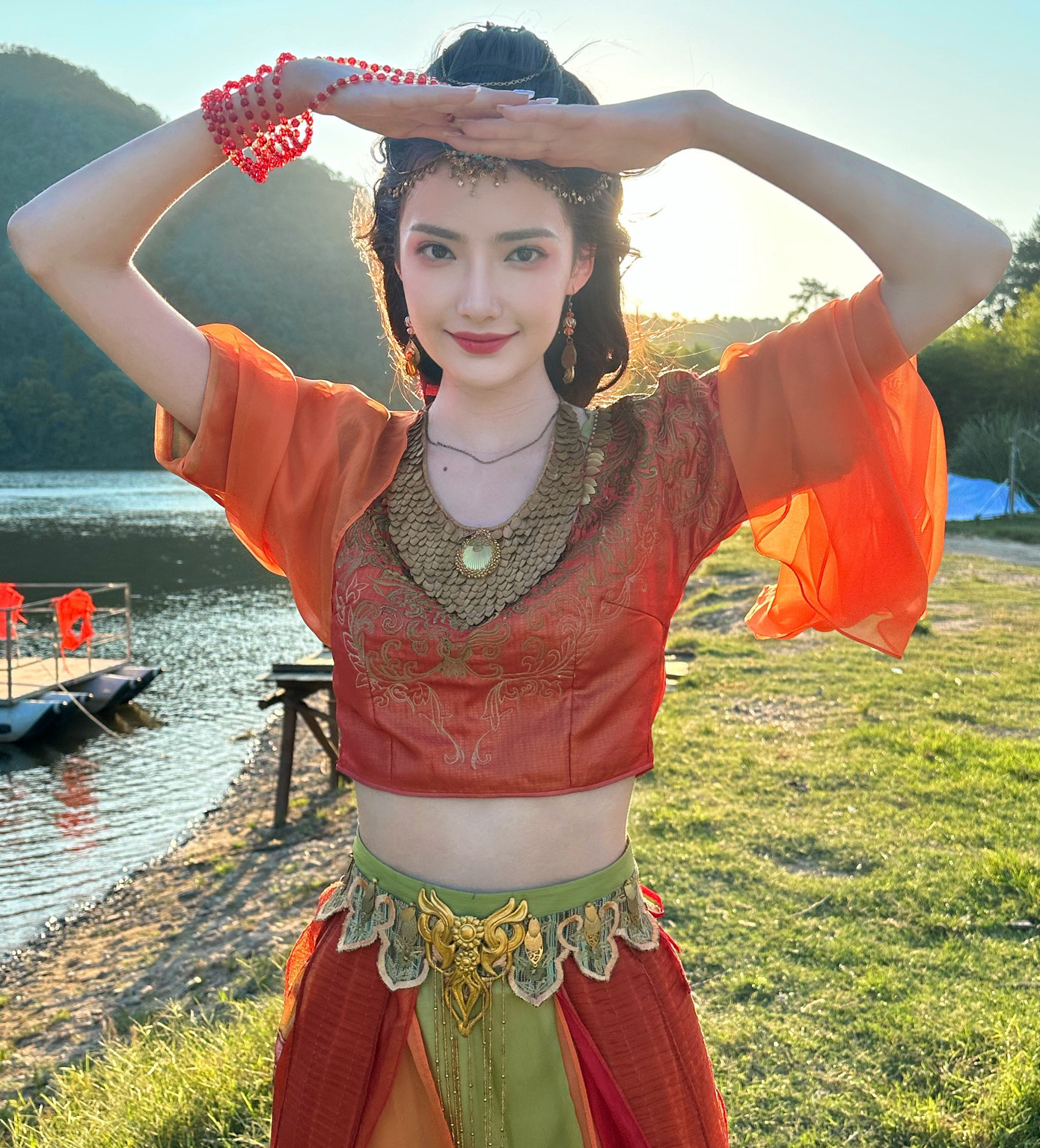 QQ đưa tin nữ diễn viên Gia Nại đang gây chú ý với vai diễn công chúa Sóc Tuyền trong phim cổ trang Tiên kiếm kỳ hiệp 6: Kỳ Kim Triêu. Người đẹp sinh năm 2002 được đánh giá là làm sáng bừng màn hình khi cô xuất hiện. Nhan sắc nổi bật giúp Gia Nại lấn át Ngu Thư Hân khi cả hai đứng chung khung hình.