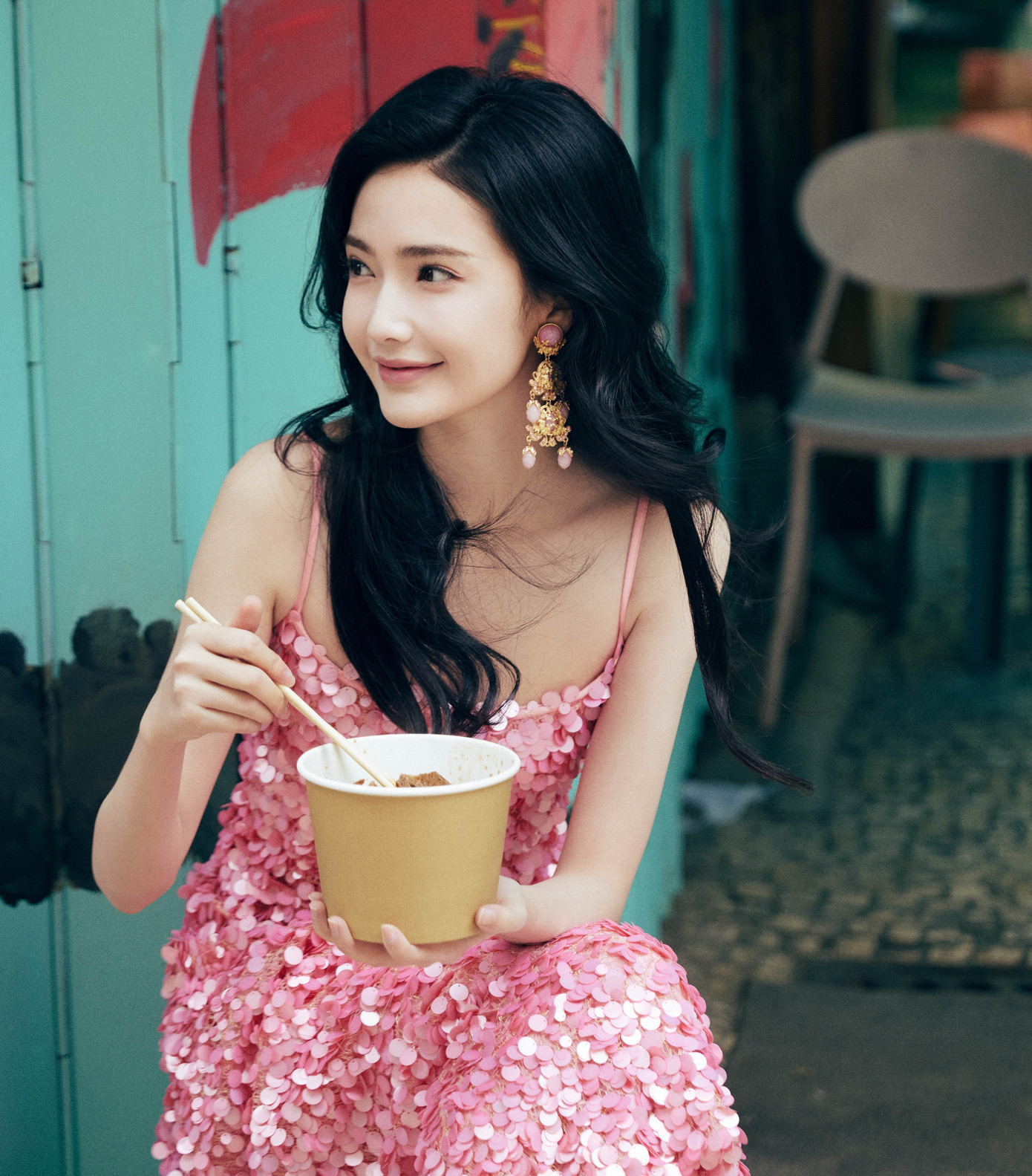 Gia Nại sinh năm 2002, tên thật là Na Trát Khai Đề Mãi Hợp Mộc Đề. Cô thi đỗ Học viện Hý kịch Trung Quốc chuyên ngành Biểu diễn hý kịch với thành tích đứng thứ 22 toàn quốc. Đồng thời, người đẹp còn đỗ chuyên ngành diễn xuất của 2 đại học lớn là Thượng Hải và Nam Kinh. Hiện tại, Gia Nại là nghệ sĩ thuộc công ty giải trí Hạo Hãn, đàn em của các tài tử Lý Thần, Đỗ Thuần, Trịnh Khải, Trần Hách (cháu họ Trần Khải Ca). Họ đều là những ngôi sao lớn, có mối quan hệ sâu rộng trong giới giải trí. Do đó, sự nghiệp của Gia Nại được đánh giá là rộng mở, không thiếu dự án phim để đóng.