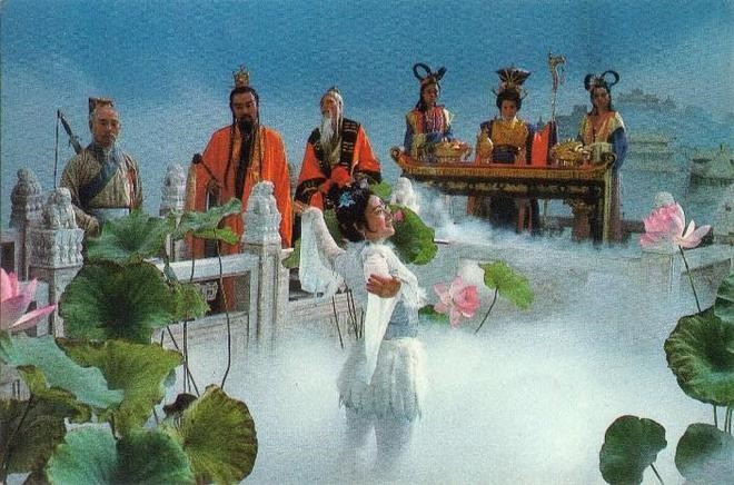 Cảnh lễ hội bàn đào cần nhiều khói khiến các diễn viên bị khó thở và ngất xỉu.