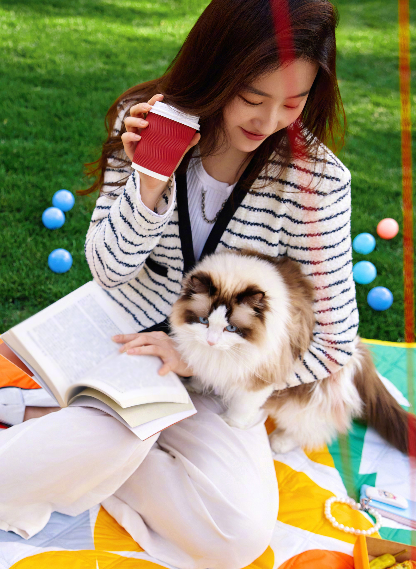 Nhiều năm qua, Lưu Diệc Phi âm thầm nhận nuôi hàng trăm chú mèo bị vô chủ, sau đó tìm chủ mới cho chúng. Nữ diễn viên cũng sở hữu khối tài sản khổng lồ với nhiều siêu xe, biệt thự. Nhiều năm qua, Lưu Diệc Phi âm thầm nhận nuôi hàng trăm chú mèo bị vô chủ, sau đó tìm chủ mới cho chúng. Nữ diễn viên cũng sở hữu khối tài sản khổng lồ với nhiều siêu xe, biệt thự.