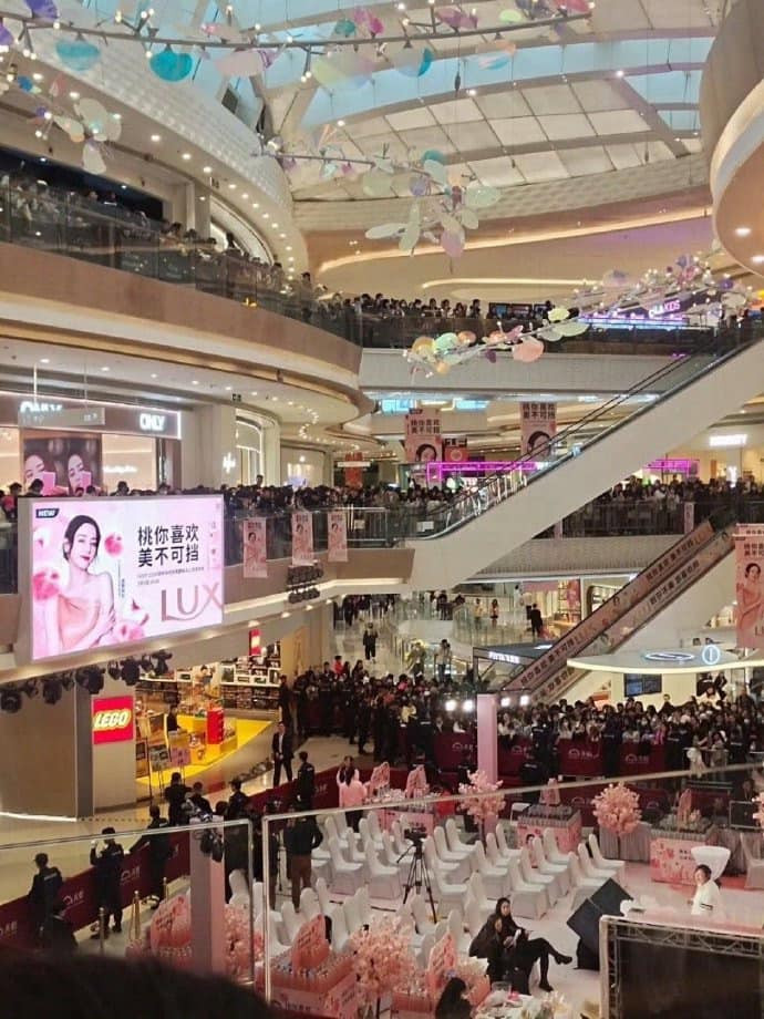 Vẻ đẹp ngọt ngào của Địch Lệ Nhiệt Ba hot nhất mạng xã hội Weibo. Vẻ đẹp ngọt ngào của Địch Lệ Nhiệt Ba hot nhất mạng xã hội Weibo.