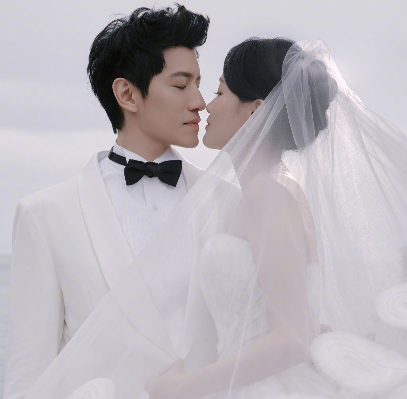 Trần Kiều Ân và Alan đều vun vén cho mối tình này. Nữ diễn viên giảm bớt công việc để ở bên chồng. Alan cũng hết lòng chăm sóc cô. Anh thường tới phim trường thăm Trần Kiều Ân, đưa cô đi du lịch. Đặc biệt, Trần Kiều Ân tự hào khoe việc chồng và gia đình chồng không thúc ép cô phải có con khi đã lớn tuổi. Nữ diễn viên tận hưởng cuộc sống hiện tại viên mãn của mình. "Tôi năm nay đã 45 tuổi rồi. Tôi thích cuộc sống hiện tại. Tôi yêu bản thân mình và có quyền quyết định với thể xác, tinh thần của mình", nữ diễn viên nói. Ông xã cũng là người phát hiện ra Trần Kiều Ân có bệnh về đường hô hấp dễ dẫn tới đột tử và đưa nữ diễn viên đi điều trị.