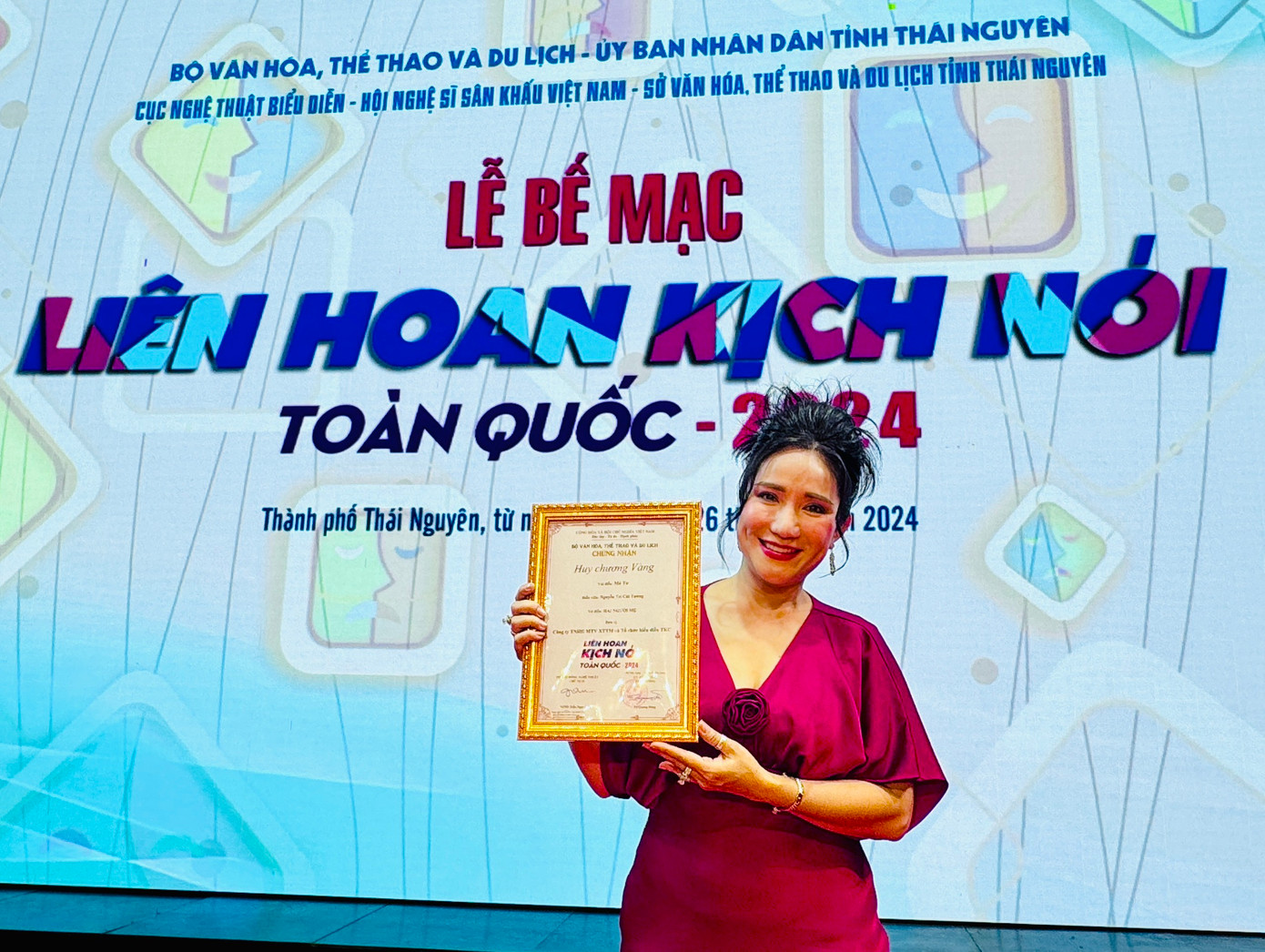 NSƯT Cát Tường trong niềm vui giành huy chương vàng kịch nói toàn quốc.