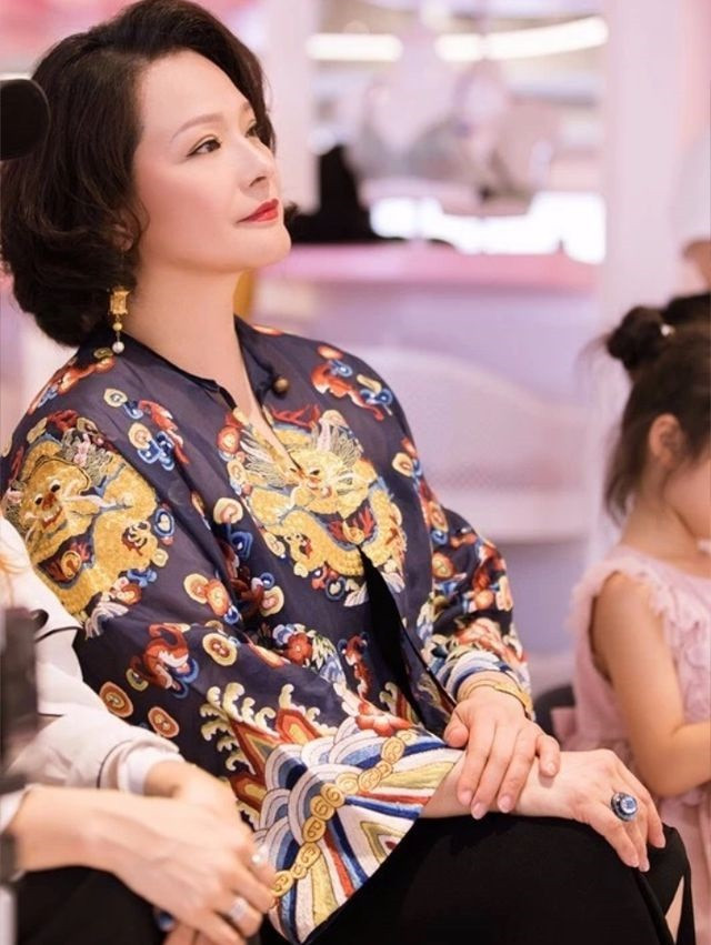 Vạn Thánh công chúa sống sung túc ở tuổi 64. Vạn Thánh công chúa sống sung túc ở tuổi 64.