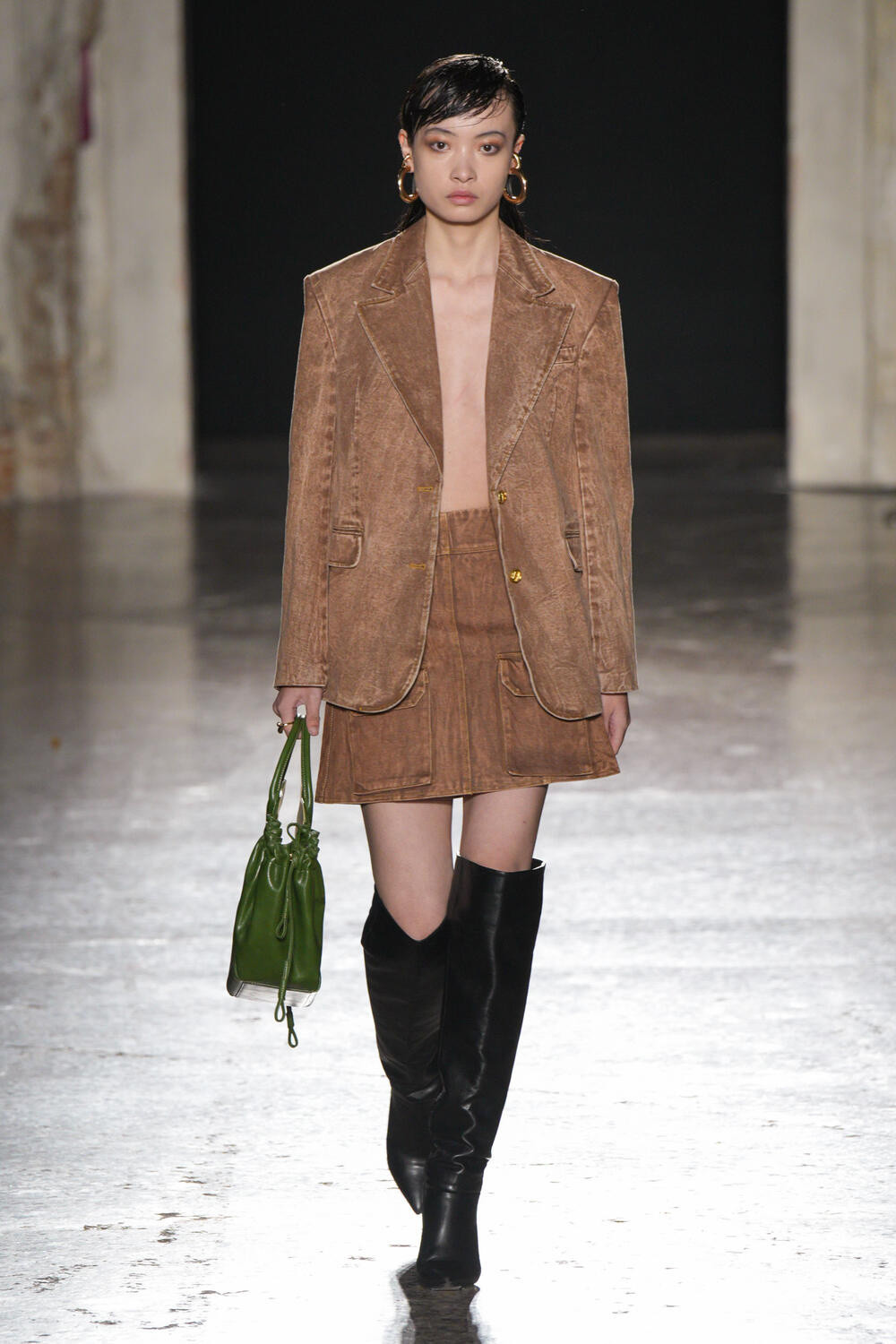 Các thiết kế vừa có nét cổ điển, truyền thống lại vừa phá cách, hiện đại. Các chất liệu biến chuyển từ “dịu dàng" như chiffon, organza, lụa, crepe, ren sang sự “khỏe khoắn" của denim, da, đũi, twill, cotton, twist.