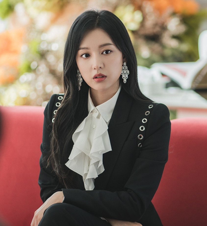 Theo Naver, Kim Ji Won từng thể hiện rất thành công hình tượng "tiểu thư khó chiều" Yoo Rachel trong phim Những người thừa kế (The Heirs), thậm chí khí chất, ngoại hình và diễn xuất của cô lấn át nữ chính Cha Eun Sang (Park Shin Hye đóng). Vì vậy, sau 11 năm trở lại với hình tượng con nhà giàu, Kim Ji Won được đánh giá là hợp vai. Bên cạnh đó, khác với Yoo Rachel là cô bé học cấp ba nên tính cách kiêu kỳ, bốc đồng, Hong Hae In được Kim Ji Won thể hiện có nét tính cách trưởng thành, đằm thắm hơn vì bối cảnh của vai diễn là đã bước vào hôn nhân.