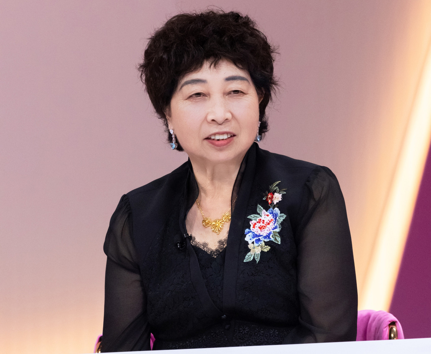 Mẹ Liễu Nham, bà Dương Bang Mai là giáo viên về hưu có tính cách nghiêm khắc. Bà thường xuyên chê con gái. Mẹ Liễu Nham, bà Dương Bang Mai là giáo viên về hưu có tính cách nghiêm khắc. Bà thường xuyên chê con gái.