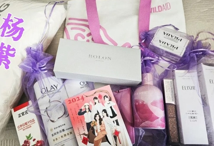 Dương Tử có năm 2023 thành công về sự nghiệp và có bước tiến lớn ở mảng thời trang. Danh tiếng của cô được củng cố nhờ tác phẩm ngôn tình Trường tương tư có hiệu quả chiếu tốt. Nữ diễn viên cũng hợp tác với người đại diện mới, liên tục ký thêm hợp đồng quảng cáo. Do đó, hộp quà của Dương Tử để cảm ơn truyền thông có giá trị không nhỏ khoảng 4.000 NDT (13,7 triệu đồng).