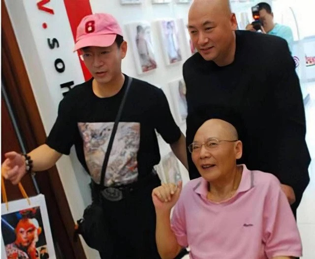 Bạn bè thường đến thăm cố nghệ sĩ những năm cuối đời. Bạn bè thường đến thăm cố nghệ sĩ những năm cuối đời.