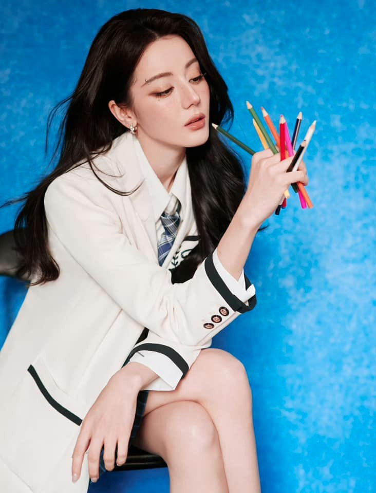 Địch Lệ Nhiệt Ba thu hút khán giả nhờ khả năng tham gia chương trình giải trí. Tuy nhiên, diễn xuất của cô là điều đáng lo ngại. Địch Lệ Nhiệt Ba thu hút khán giả nhờ khả năng tham gia chương trình giải trí. Tuy nhiên, diễn xuất của cô là điều đáng lo ngại.