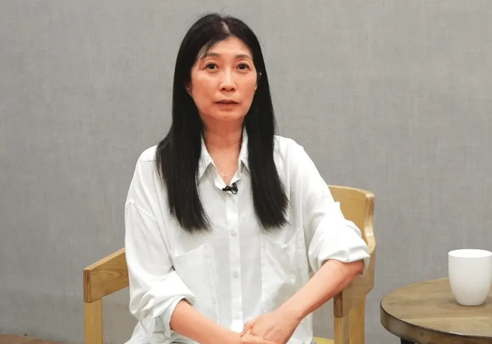 Vợ chồng Hoàng Gia Thiên và Hạ Khắc Lập (Christopher Downs) tố cáo đối phương trước truyền thông.