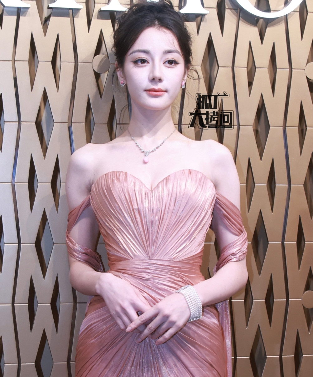 Phương Viện được khen ngợi vừa đẹp vừa sang trong sự kiện chung với Địch Lệ Nhiệt Ba.