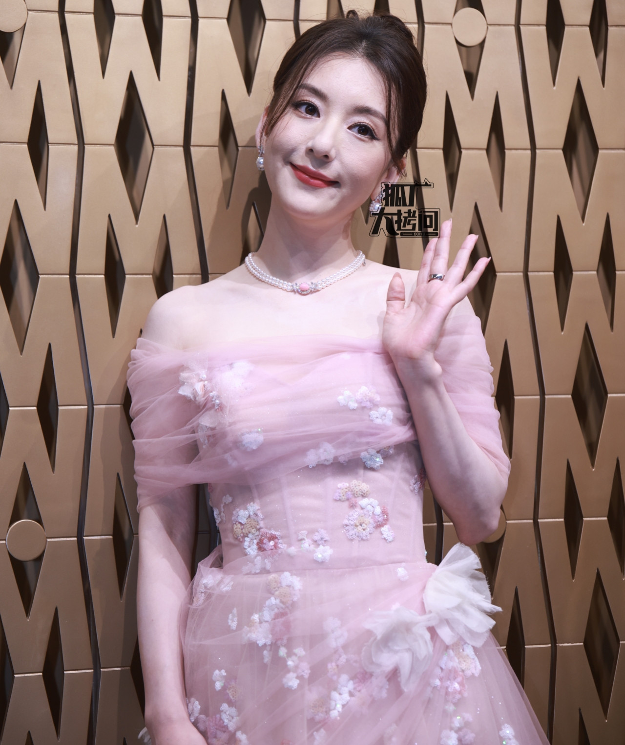 Phương Viện được khen ngợi vừa đẹp vừa sang trong sự kiện chung với Địch Lệ Nhiệt Ba.