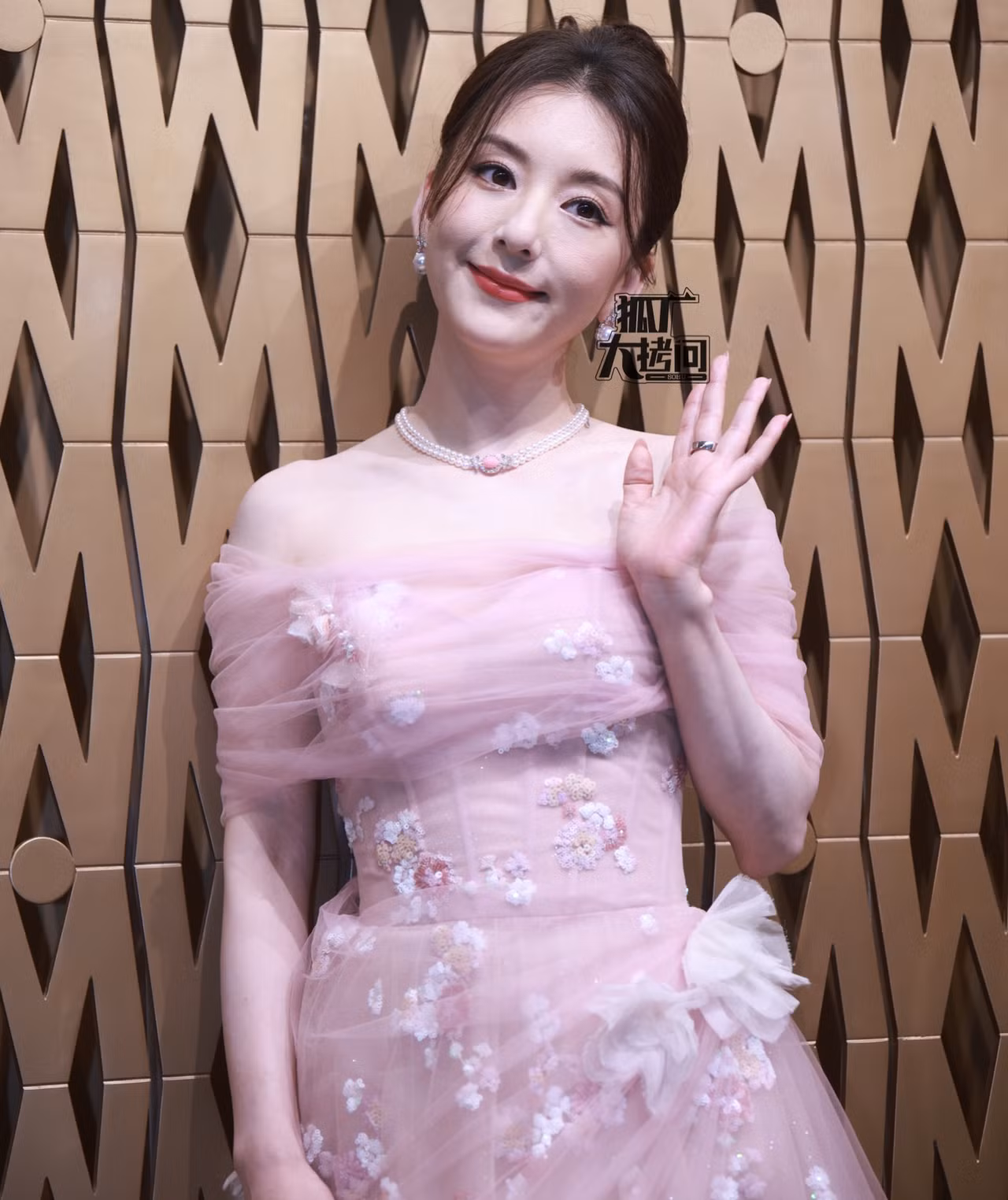 Phương Viện được khen ngợi vừa đẹp vừa sang trong sự kiện chung với Địch Lệ Nhiệt Ba. Phương Viện được khen ngợi vừa đẹp vừa sang trong sự kiện chung với Địch Lệ Nhiệt Ba.