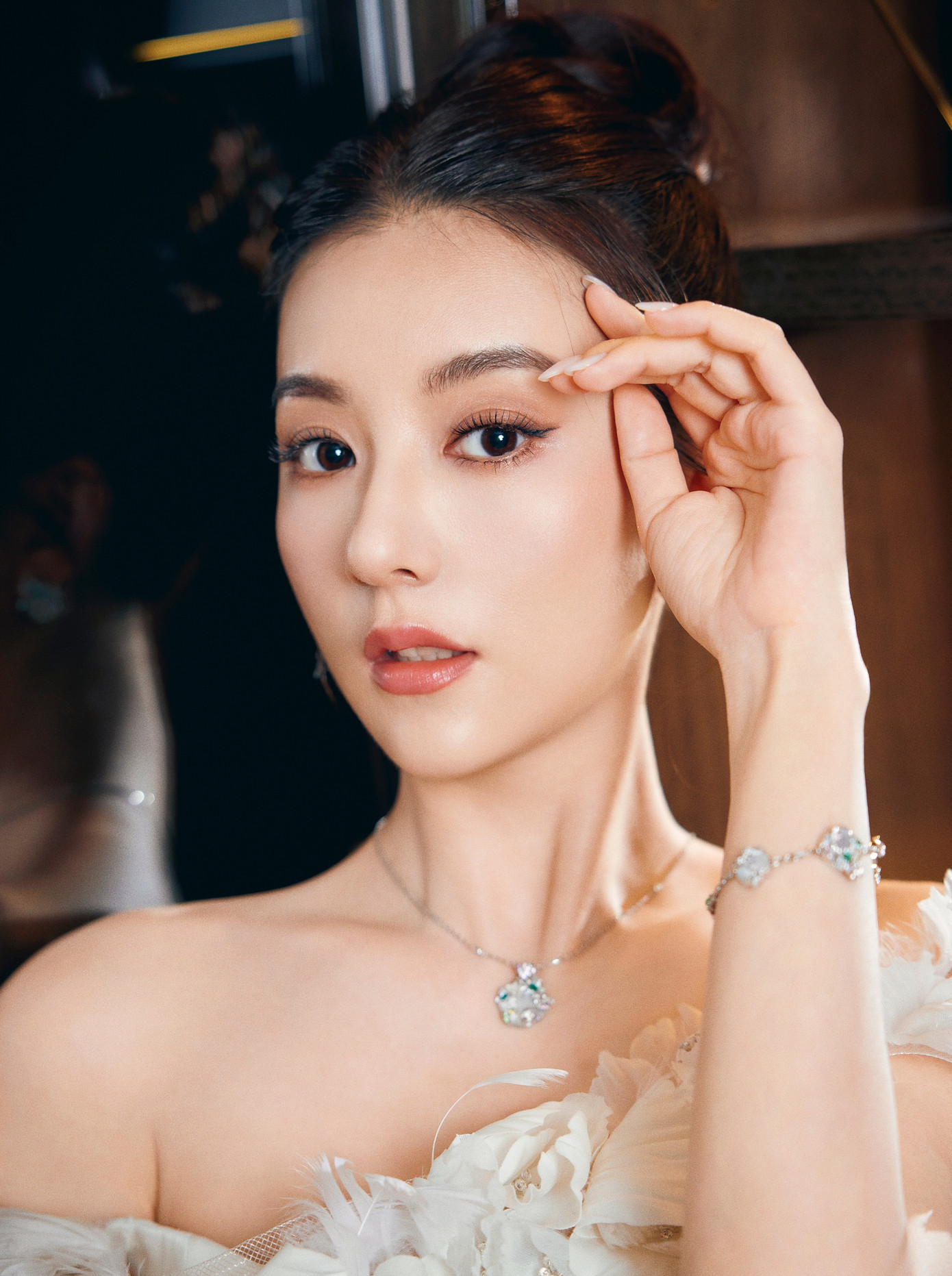 Phương Viện giữ được sắc vóc trẻ trung dù đã là bà mẹ hai con.