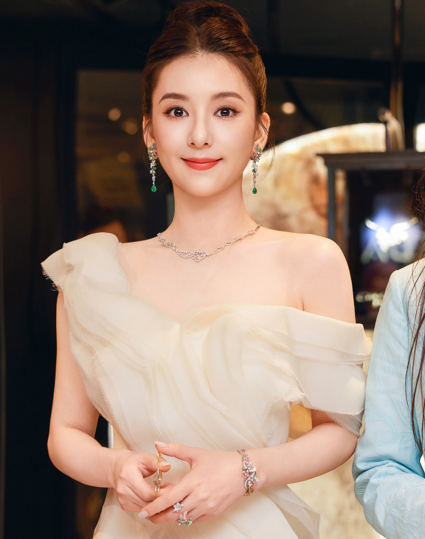 Phương Viện giữ được sắc vóc trẻ trung dù đã là bà mẹ hai con.