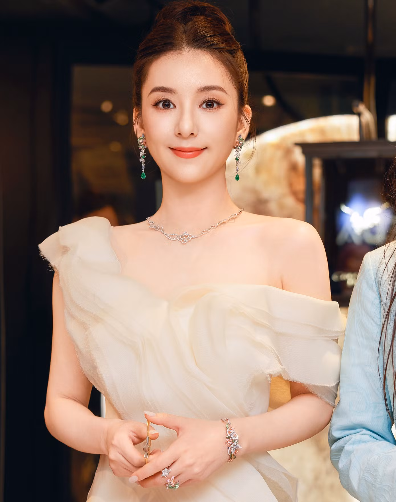 Phương Viện giữ được sắc vóc trẻ trung dù đã là bà mẹ hai con. Phương Viện giữ được sắc vóc trẻ trung dù đã là bà mẹ hai con.