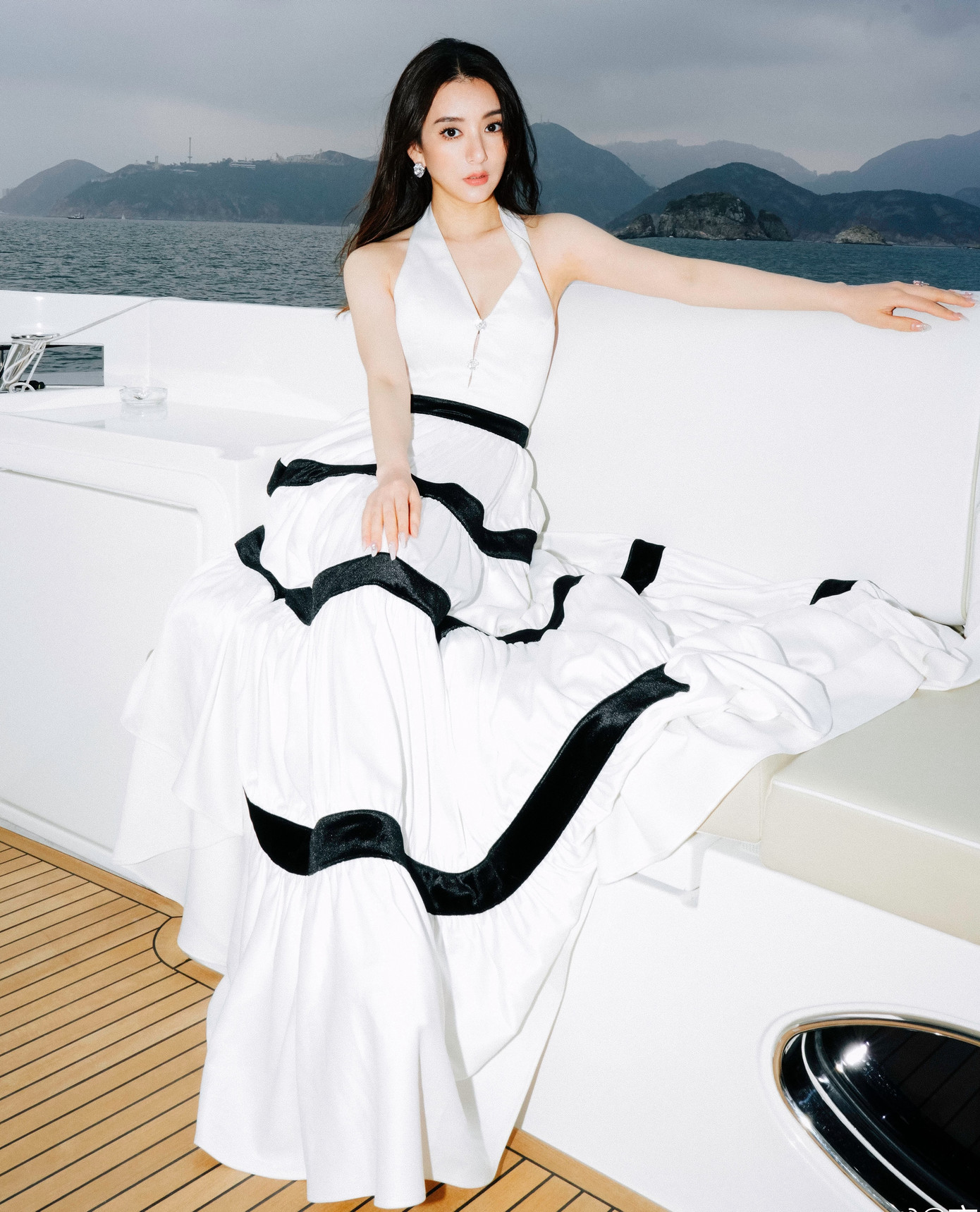 Phương Viện giữ được sắc vóc trẻ trung dù đã là bà mẹ hai con.