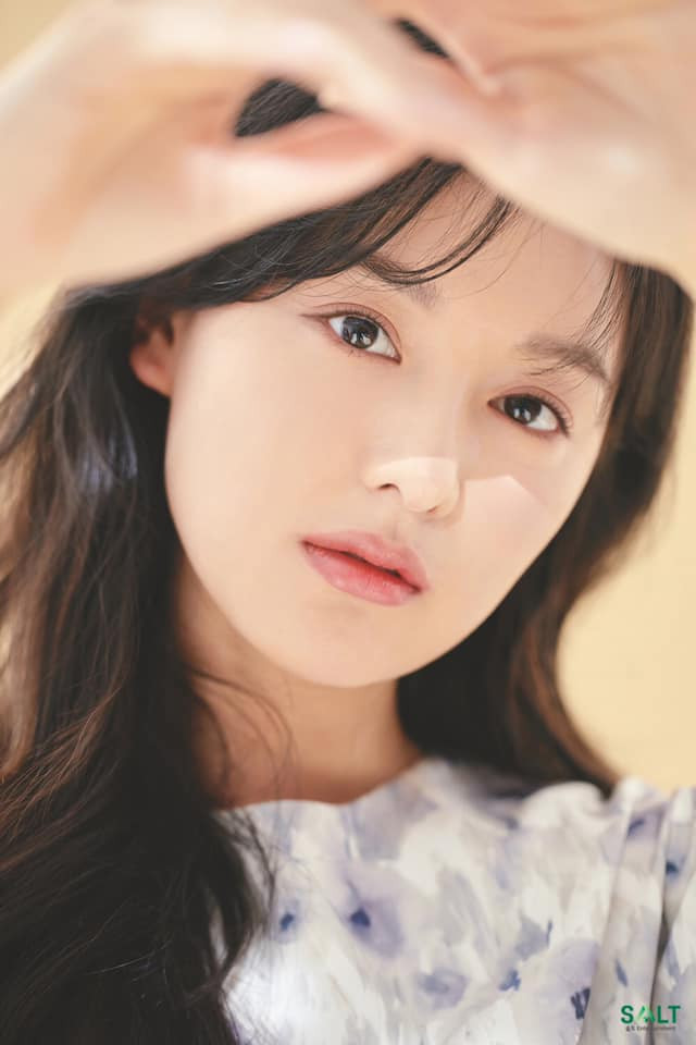 Kim Ji Won sinh năm 1992, tốt nghiệp chuyên ngành sân khấu tại Đại học Dongguk. Kim Ji Won từng được đào tạo để trở thành ca sĩ thần tượng. Tuy nhiên, con đường diễn xuất của cô rộng mở sau khi người đẹp nổi tiếng với các video quảng cáo. Khi mới vào nghề, Kim Ji Won còn được mệnh danh là "tiểu Kim Tae Hee".