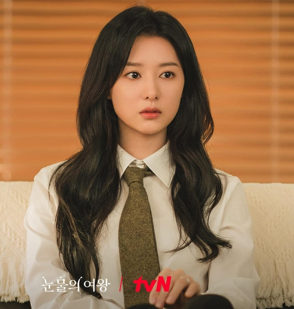 Sau nhiều nỗ lực, Kim Ji Won đã thoát khỏi hình bóng đàn chị, trở thành ngôi sao Hallyu nổi tiếng khắp châu Á. Cô từng tham gia các tác phẩm như Hậu duệ mặt trời (2016), Kẻ sát nhân bí ẩn, Gửi người xinh tươi, Biên niên sử Arthdal, Một ngày nắng mới.