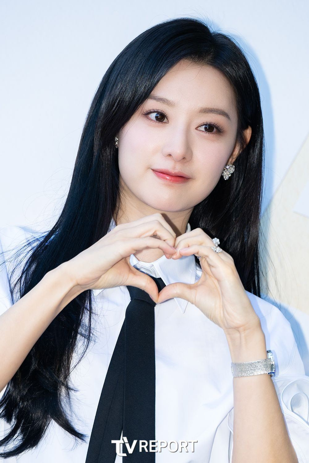 Điểm mạnh của Kim Ji Won còn là khả năng diễn xuất ăn ý với bạn diễn. Thông qua các tác phẩm, khán giả yêu mến những cặp đôi của Kim Ji Won với các đồng nghiệp nam như Park Seo Joon với Thanh xuân vật vã. Thậm chí, khi cô đóng cặp với nam diễn viên hơn nhiều tuổi Son Seok Koo trong dự án Nhật ký tự do của tôi và Jin Goo trong Hậu duệ mặt trời, khán giả cũng yêu thích màn tương tác của họ.