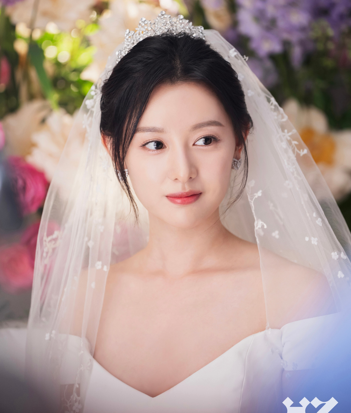 Naver đưa tin bộ phimNữ hoàng nước mắt (Queen of Tears) do nữ diễn viên Kim Ji Won và tài tử Kim Soo Hyun đóng chính đang gây sốt với khán giả yêu thích phim Hàn Quốc. Ngay từ khi dự án công khai diễn viên, sự kết hợp của hai ngôi sao tài năng, ngoại hình đẹp đã nhận được tình cảm ủng hộ của khán giả. Đặc biệt, Kim Ji Won được cho là rất hợp với vai diễn tiểu thư tài phiệt nhờ thần thái sang chảnh, quyến rũ, học thức của cô.