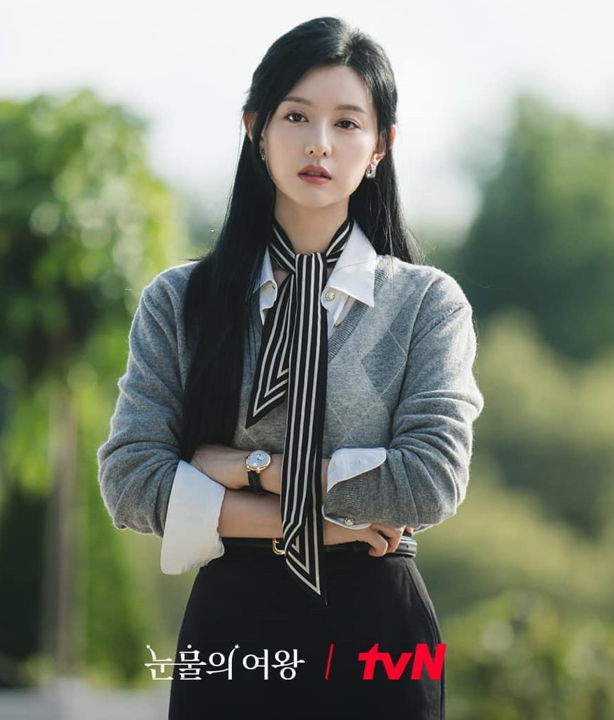 Hiện tại, bộ phim Nữ hoàng nước mắt đang nhận được sự chú ý của đông đảo khán giả. Ngay khi phát sóng, phim đã vào top đầu bảng xếp hạng chương trình ăn khách trên Netflix tại nhiều quốc gia. Tỷ lệ người xem cũng tăng lên nhanh chóng từ 5,9% trong tập 1 lên tới 8,7% trong tập 2. Trong đó, diễn xuất, thần thái của Kim Ji Won chính là điểm sáng của phim.