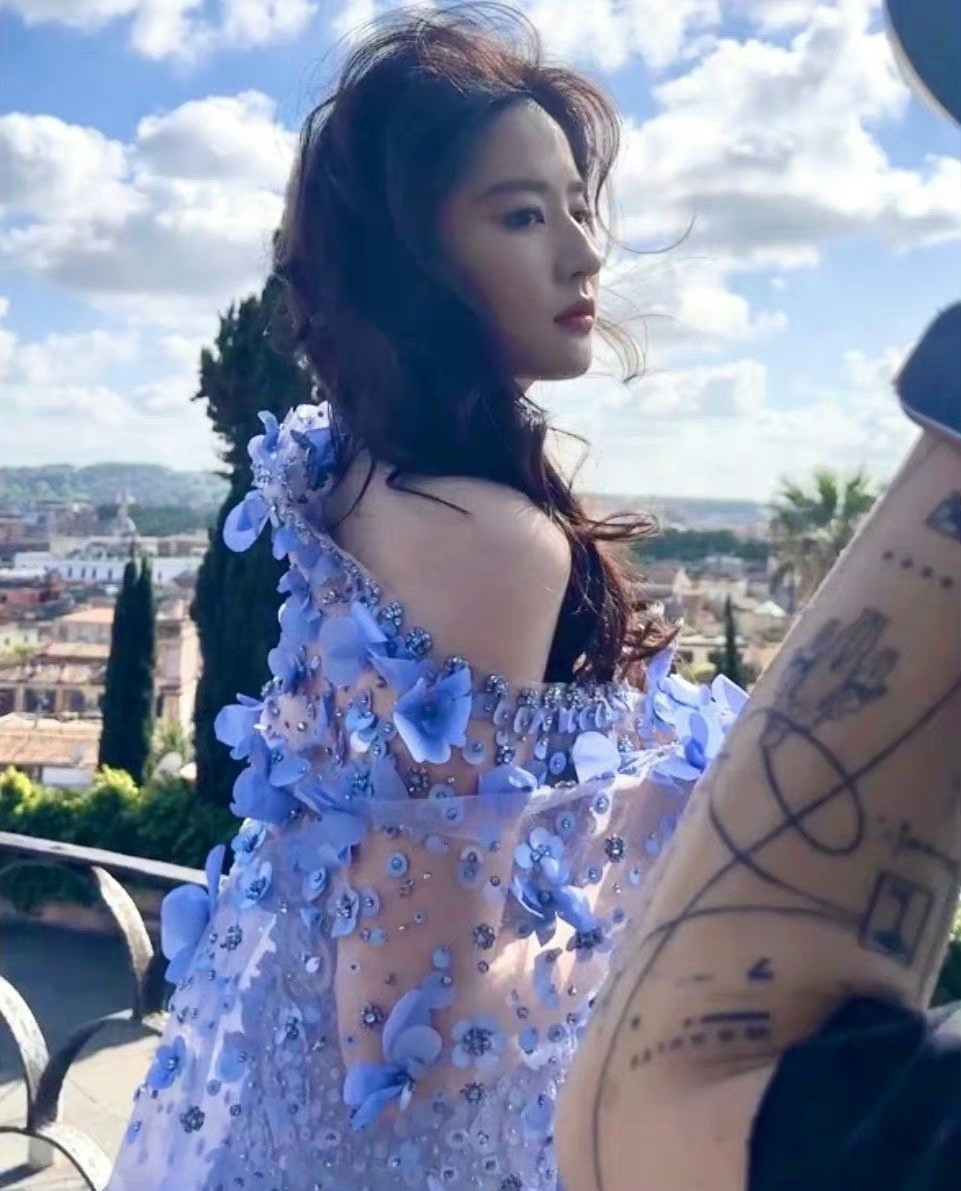 Hình ảnh chưa qua chỉnh sửa của Lưu Diệc Phi cũng gây sốt vì xinh đẹp. Lưu Diệc Phi là diễn viên 8X duy nhất tại Trung Quốc có tầm ảnh hưởng quốc tế nhờ đóng phim điện ảnh Mulan do Disney sản xuất. Cô cũng được nhiều thương hiệu thời trang cao cấp trên thế giới ký hợp đồng làm người đại diện toàn cầu. Sắp tới, nữ diễn viên trở lại với tác phẩm truyền hình Câu chuyện hoa hồng. Trong phim, Lưu Diệc Phi hợp tác với dàn nam thần như Hoắc Kiến Hoa, Đồng Đại Vi, Lâm Nhất, Lâm Canh Tân, Bành Quán Anh. Hiện tại, cô vẫn chưa xác định dự án phim mới. Hình ảnh chưa qua chỉnh sửa của Lưu Diệc Phi cũng gây sốt vì xinh đẹp. Lưu Diệc Phi là diễn viên 8X duy nhất tại Trung Quốc có tầm ảnh hưởng quốc tế nhờ đóng phim điện ảnh Mulan do Disney sản xuất. Cô cũng được nhiều thương hiệu thời trang cao cấp trên thế giới ký hợp đồng làm người đại diện toàn cầu. Sắp tới, nữ diễn viên trở lại với tác phẩm truyền hình Câu chuyện hoa hồng. Trong phim, Lưu Diệc Phi hợp tác với dàn nam thần như Hoắc Kiến Hoa, Đồng Đại Vi, Lâm Nhất, Lâm Canh Tân, Bành Quán Anh. Hiện tại, cô vẫn chưa xác định dự án phim mới.