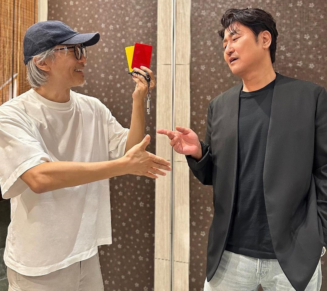 Theo HK01, Châu Tinh Trì mới đây đã có dịp gặp gỡ diễn viên gạo cội Song Kang Ho của Hàn Quốc. Vua hài Hong Kong đã đăng tải bức ảnh chụp chung với ngôi sao Ký sinh trùng cùng hai chiếc thẻ đỏ và vàng trong bóng đá. Tinh Gia gọi đây là &quot;Khung hình thế kỷ&quot;. Trên trang cá nhân, Châu Tinh Trì cho biết đã mời Song Kang Ho vào vai trọng tài trong dự án mớiĐội bóng nữ Thiếu Lâm chuẩn bị khởi quay của mình.