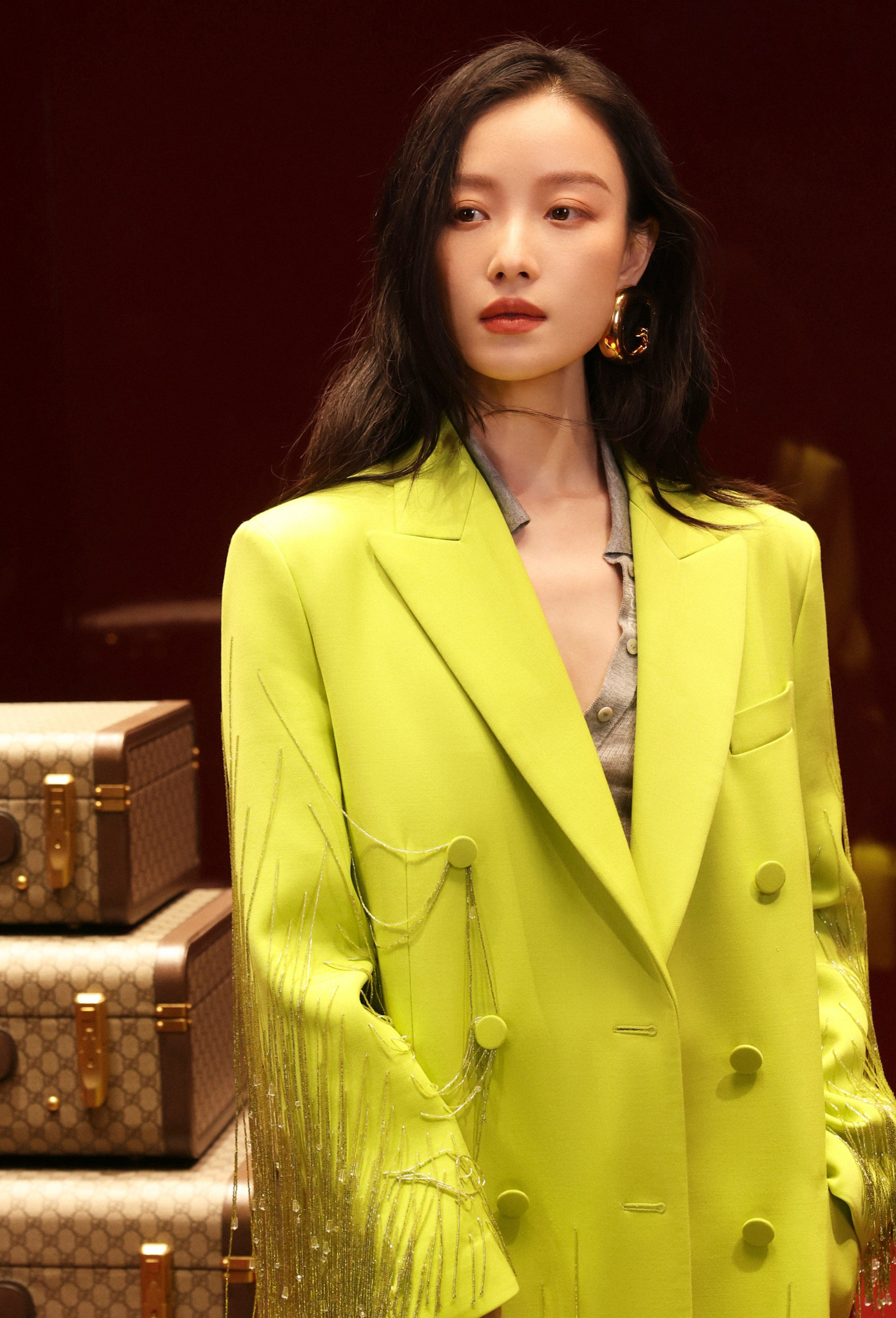 Nghê Ni nổi bật với chiếc áo khoác dài màu vàng chanh được thiết kế tỉ mỉ. Nữ diễn viên sinh năm 1987 luôn được đánh giá là một trong những ngôi sao có phong cách thời trang ấn tượng nhất, với khả năng bắt ống kính máy ảnh và tạo dáng đứng đầu giới giải trí Hoa ngữ. Nghê Ni nổi bật với chiếc áo khoác dài màu vàng chanh được thiết kế tỉ mỉ. Nữ diễn viên sinh năm 1987 luôn được đánh giá là một trong những ngôi sao có phong cách thời trang ấn tượng nhất, với khả năng bắt ống kính máy ảnh và tạo dáng đứng đầu giới giải trí Hoa ngữ.
