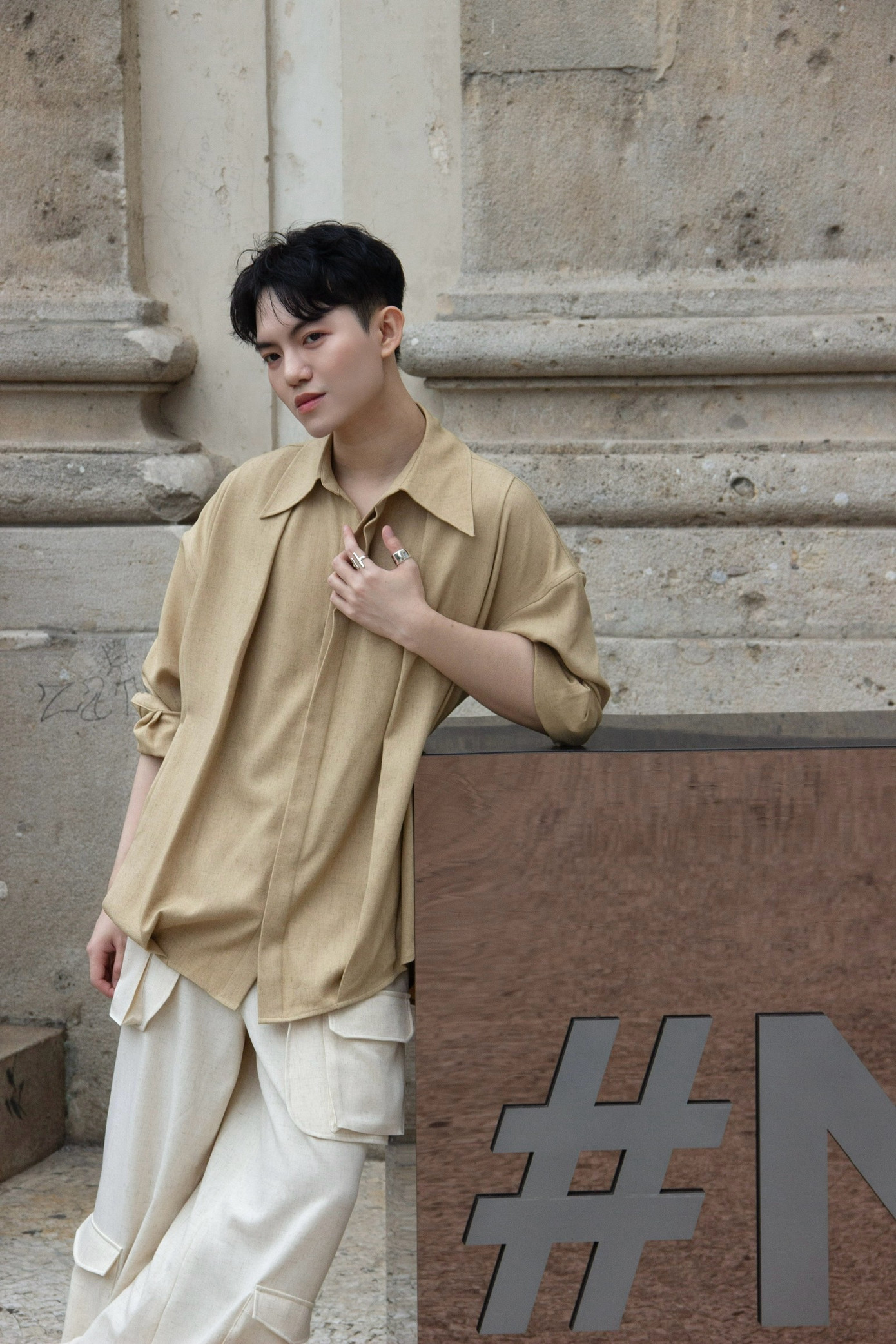 NTK Phan Đăng Hoàng vừa chính thức trình làng BST CERAMICS tại Tuần lễ Thời trang - Milano Fashion Week 2025. Phan Đăng Hoàng là NTK người Việt Nam duy nhất tham gia trình diễn BST mới tại đây. Show diễn nhận được những phản hồi tích cực từ giới chuyên môn quốc tế.